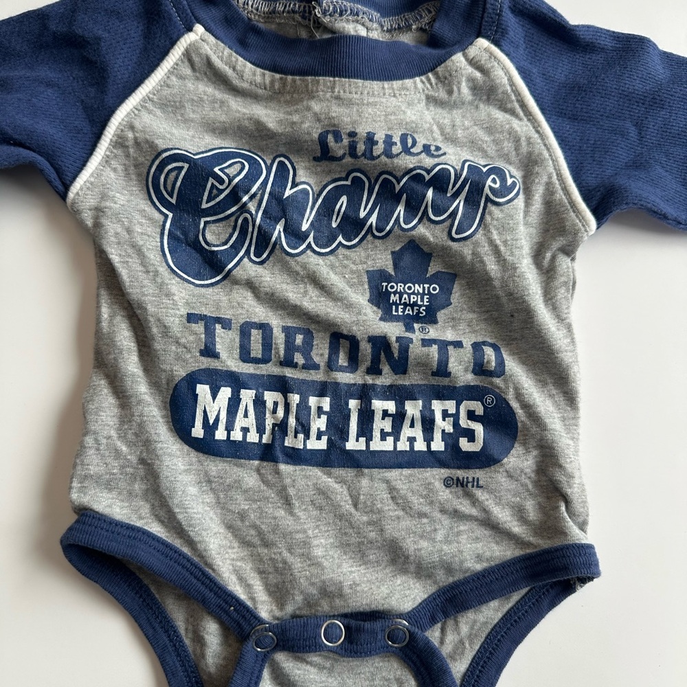 4/20$ NHL Toronto Maple Leafs Baby Onesie/bodysuit  Size 0-3 months